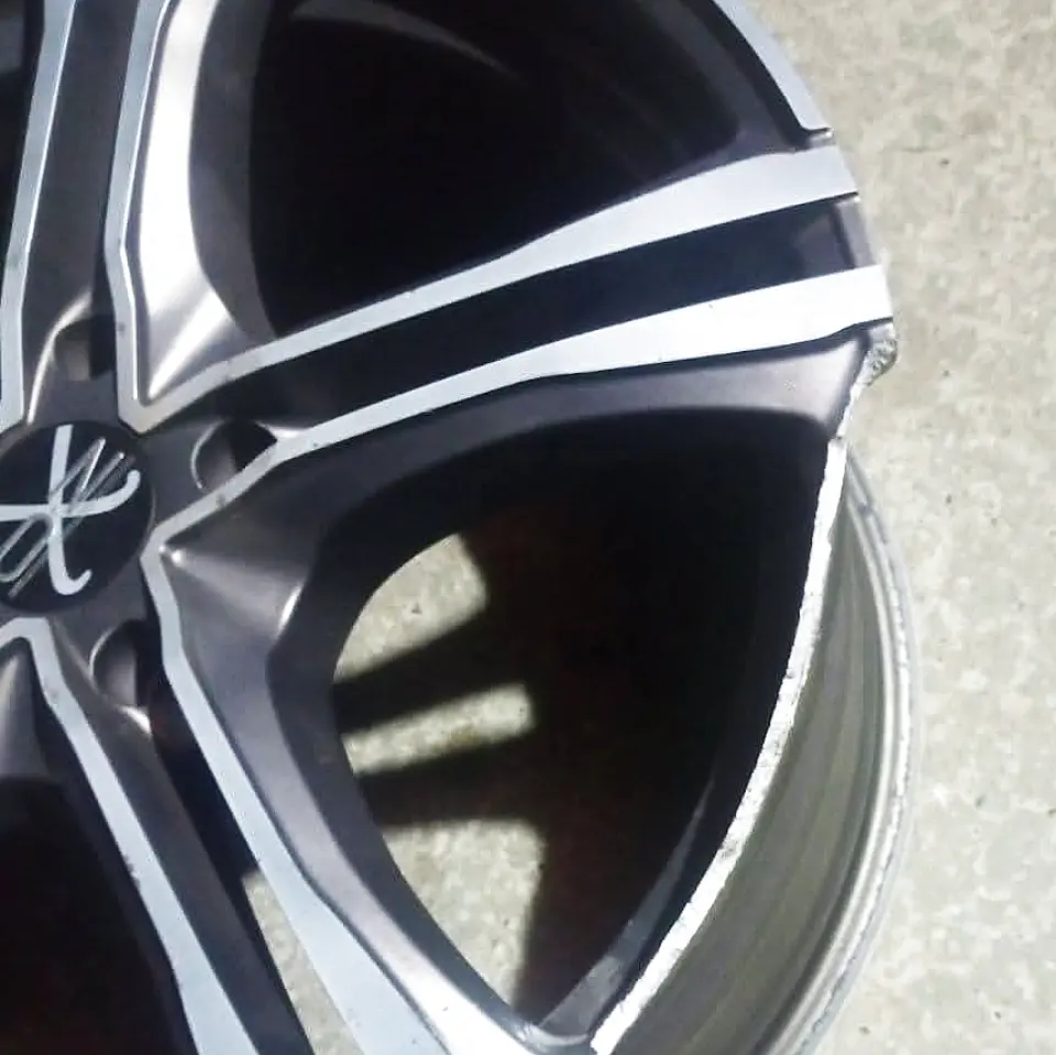 Aluminijska felga sa otkinutim komadom na vanjskoj ivici